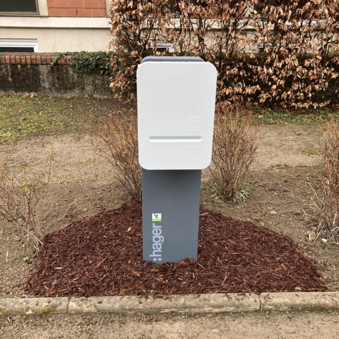 Borne de charge v&eacute;hicule hybride / &eacute;lectrique Montb&eacute;liard 2