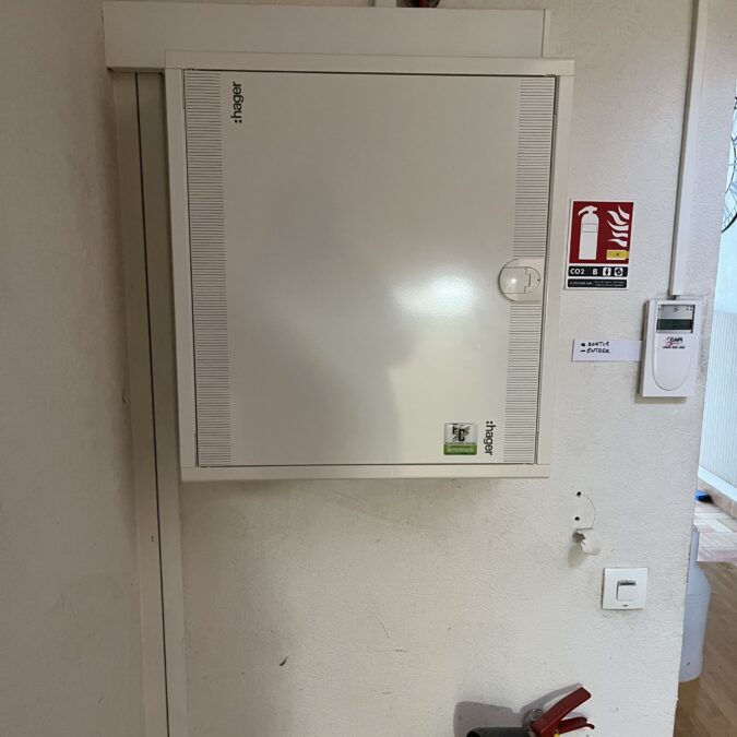 Mise aux normes, remplacement de coffrets et luminaires dans un restaurant &agrave; Vieux-Thann Audincourt 3