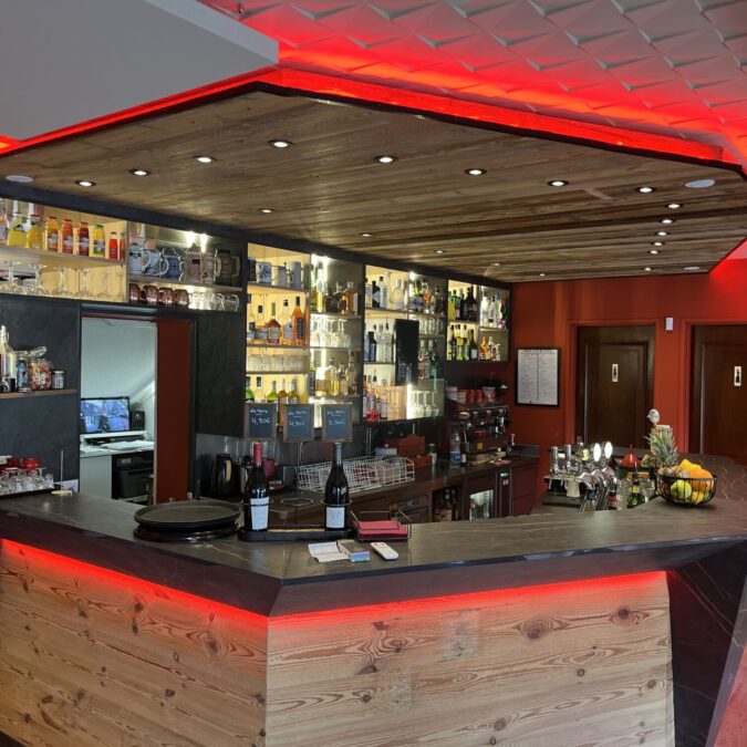 Mise en lumi&egrave;res d’un bar d’H&ocirc;tel Restaurant &agrave; Thann – luminaires LED et hauts parleurs de marque BOUYER Belfort 6