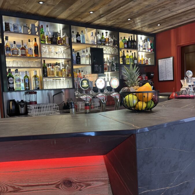 Mise en lumi&egrave;res d’un bar d’H&ocirc;tel Restaurant &agrave; Thann – luminaires LED et hauts parleurs de marque BOUYER Wittenheim 8