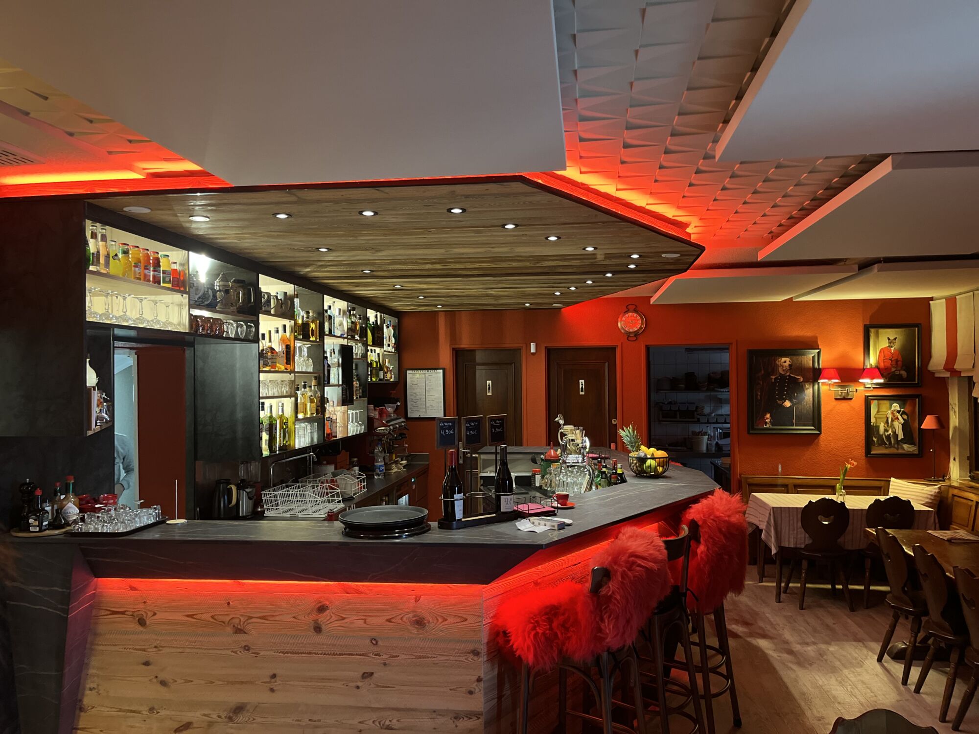 Mise en lumi&egrave;res d’un bar d’H&ocirc;tel Restaurant &agrave; Thann – luminaires LED et hauts parleurs de marque BOUYER Illzach