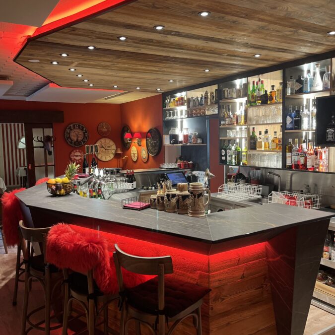 Mise en lumi&egrave;res d’un bar d’H&ocirc;tel Restaurant &agrave; Thann – luminaires LED et hauts parleurs de marque BOUYER Saint-Louis 1