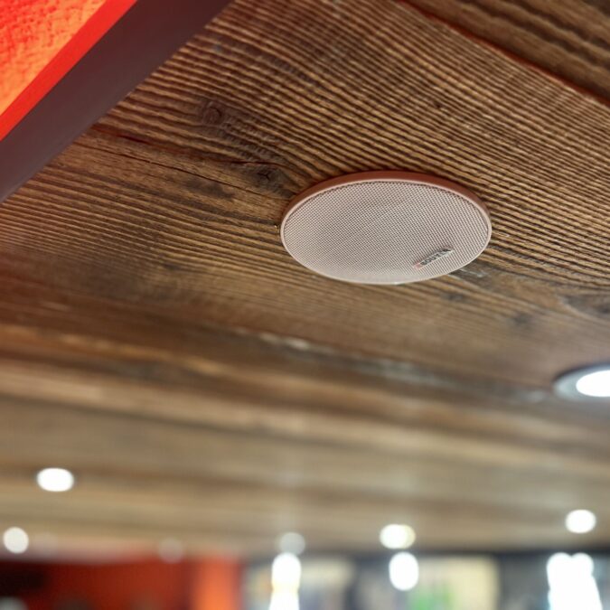 Mise en lumi&egrave;res d’un bar d’H&ocirc;tel Restaurant &agrave; Thann – luminaires LED et hauts parleurs de marque BOUYER Audincourt 2